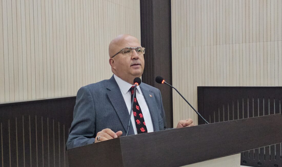 Konuşmasında yerel yönetimlerde yaşanan uyumsuzluklara değinen Burhanettin Çoban, bir süre