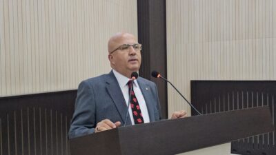 Konuşmasında yerel yönetimlerde yaşanan uyumsuzluklara değinen Burhanettin Çoban, bir süre