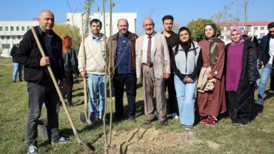 Mühendislik Fakültesi önünde gerçekleştirilen etkinliğe Mühendislik Fakültesi Dekanı Prof. Dr.