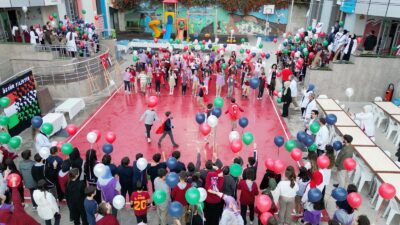 Kermeste, öğrencilerin el emeğiyle hazırladığı yiyecekler, hediyelik eşyalar ve sanatsal