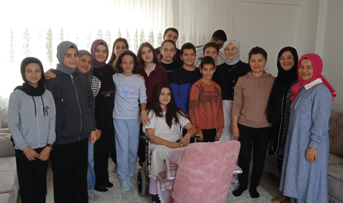 Abdurrahim Mısri Ortaokulu Müdürü Hüseyin Güneş, Türkçe Öğretmeni Gülsen Sunar,