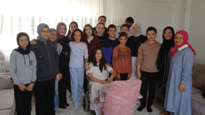 Abdurrahim Mısri Ortaokulu Müdürü Hüseyin Güneş, Türkçe Öğretmeni Gülsen Sunar,