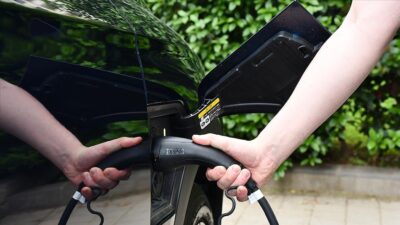 Elektrikli araçlar, çevreci teknolojileri ve fosil yakıt tüketimini azaltmadaki rolleriyle