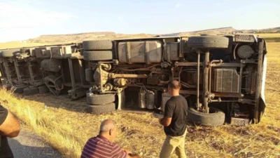 Halil Agat yönetimindeki tır, sürücünün direksiyon hakimiyetini kaybetmesi sonucu yan