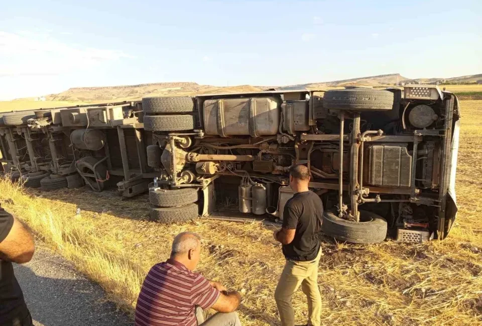 Halil Agat yönetimindeki tır, sürücünün direksiyon hakimiyetini kaybetmesi sonucu yan