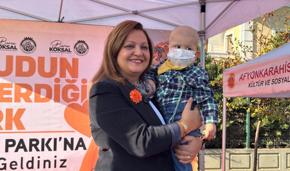 Açılış töreni, saygı duruşu ve İstiklal Marşı’nın okunmasıyla başladı. Ardından