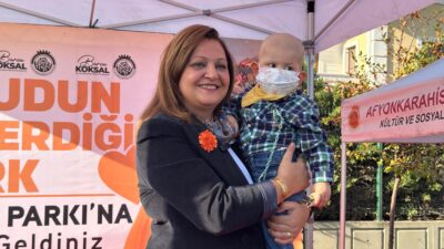 Açılış töreni, saygı duruşu ve İstiklal Marşı’nın okunmasıyla başladı. Ardından