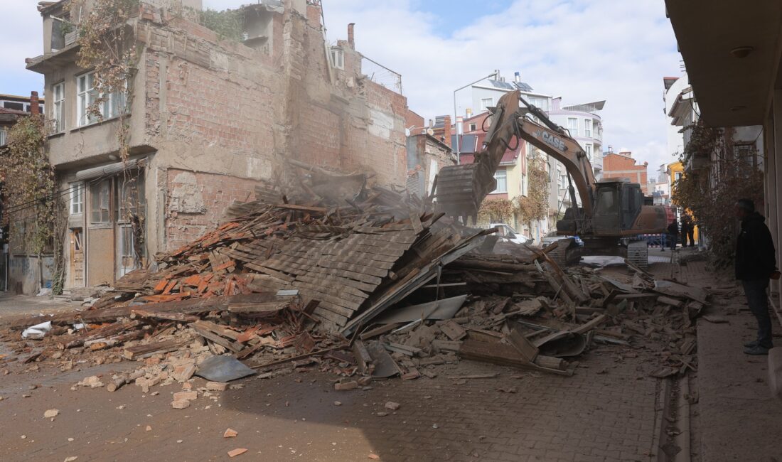 Vatandaşların güvenliği ve ulaşım konforu için yapılan çalışma kapsamında, sokak