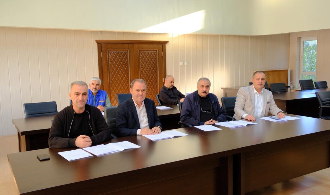 Belediye meclis üyeleri ve birim müdürlerinin katılımıyla yapılan toplantıda, yeni