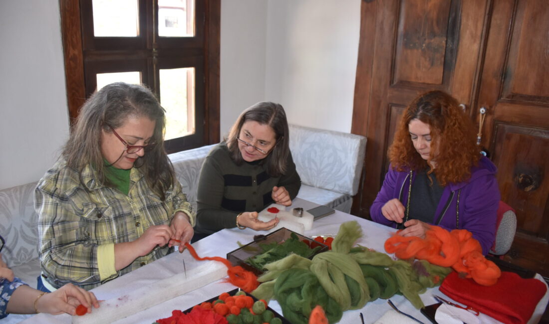 Taci Ahmet Mahallesi’nde keçe, ebru, tezhip ve dokuma gibi el