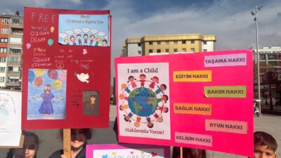 “Gazze’de Çocuk Olmak” temasıyla gerçekleştirilen farkındalık yürüyüşüne öğrenciler, öğretmenler ve