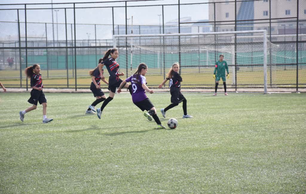 İl genelindeki ortaokulların katılımıyla düzenlenen turnuvada genç sporcular, sergiledikleri mücadele,