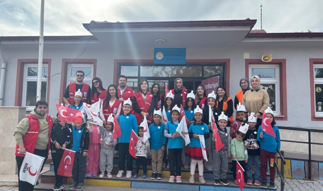 Etkinliklerde öğrencilere, yardımlaşma, dayanışma ve gönüllülük bilinci üzerine bilgilendirmeler yapıldı.