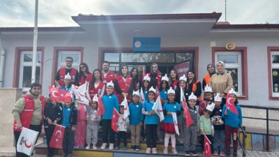 Etkinliklerde öğrencilere, yardımlaşma, dayanışma ve gönüllülük bilinci üzerine bilgilendirmeler yapıldı.