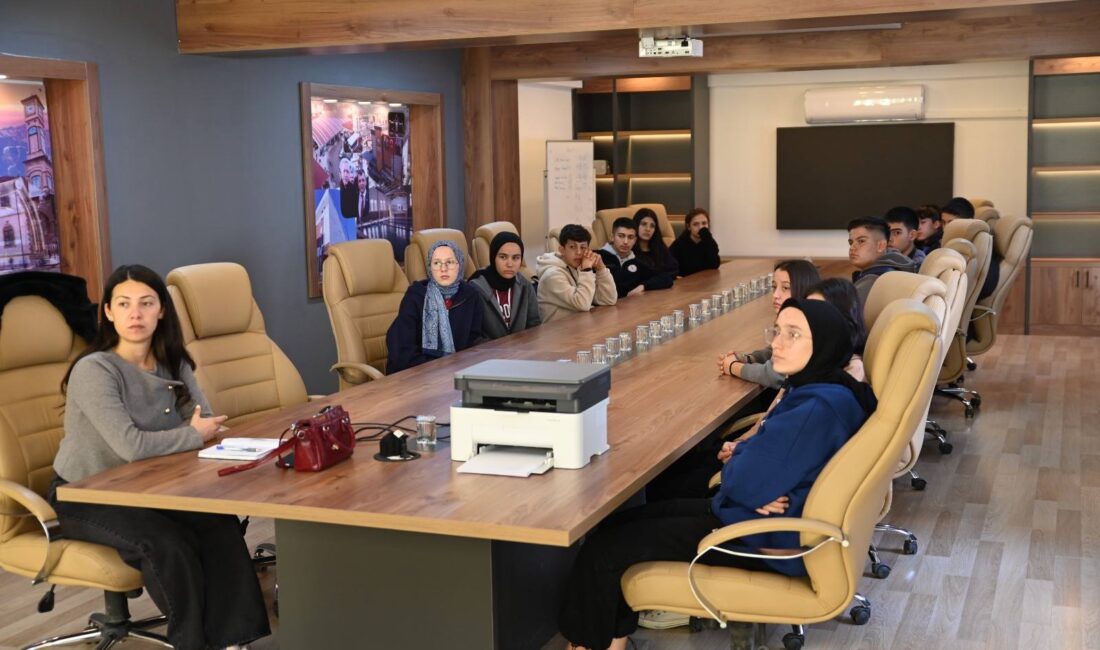 Lise öğrencilerinden oluşan ve şimdilik 17 üyeyle kurulan Gençlik Meclisi,