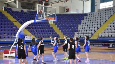 Voleybol Yıldız Erkekler müsabakasında, Sülün Balı Mubahat Açıkgözoğlu Ortaokulu birinci