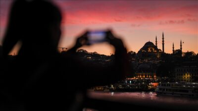 Bakan Ersoy, NSosyal hesabındaki paylaşımında, “Turizmde yükselişimiz istikrarlı şekilde sürüyor.