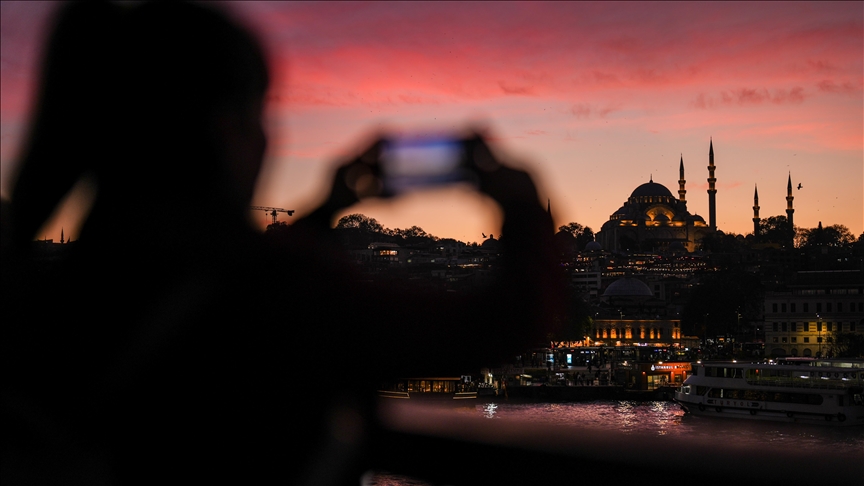 Bakan Ersoy, NSosyal hesabındaki paylaşımında, “Turizmde yükselişimiz istikrarlı şekilde sürüyor.