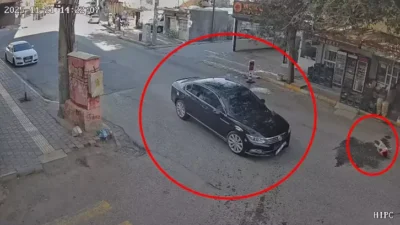 Görüntülerde, aniden yola çıkan çocuğa otomobilin çarptığı, çarpmanın şiddetiyle savrulduğu