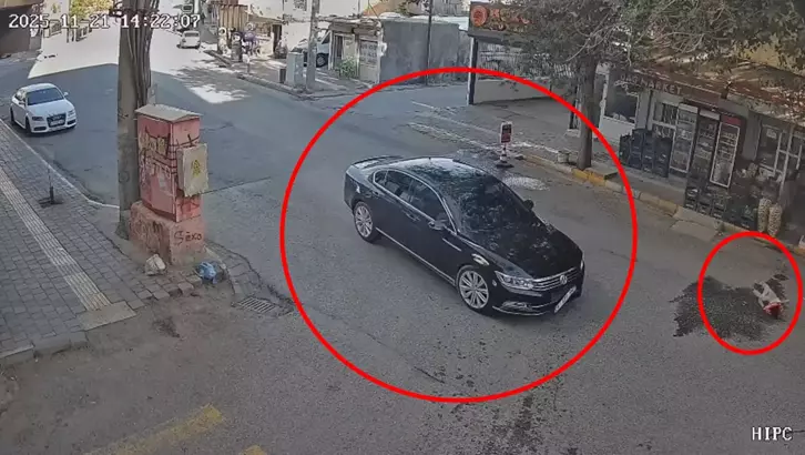 Görüntülerde, aniden yola çıkan çocuğa otomobilin çarptığı, çarpmanın şiddetiyle savrulduğu