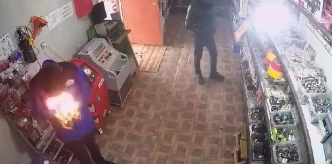 Elazığ’da bir oto elektrik dükkanında yaşanan olayda panik anları yaşandı.