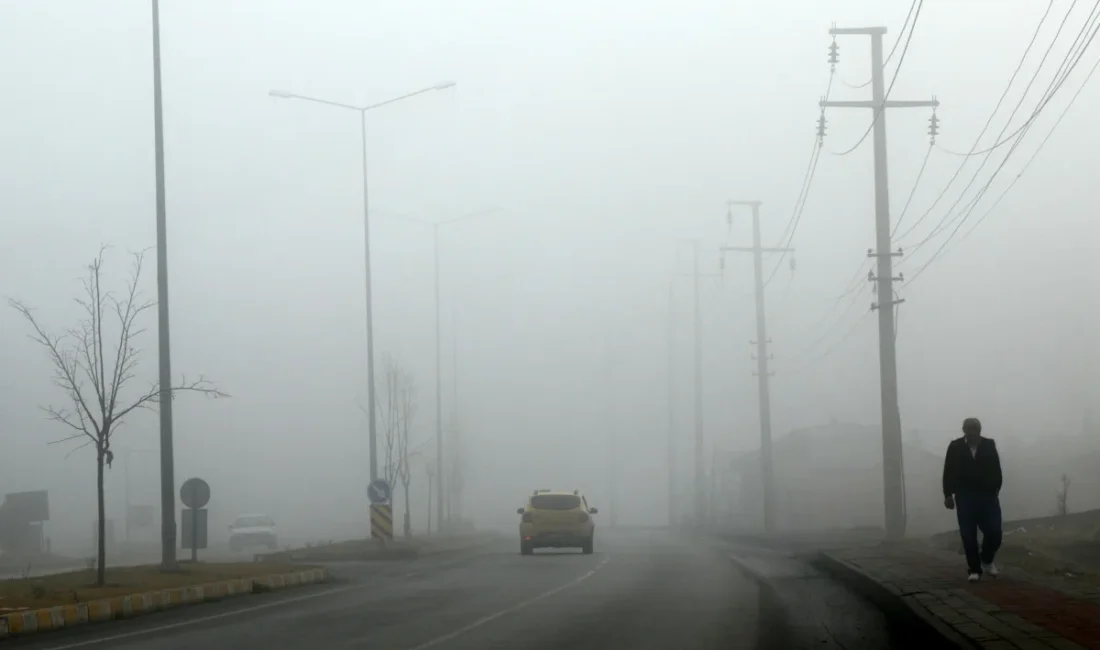 Erzincan’da soğuk hava, sabah saatlerinde yoğun sisle birleşti. Kent merkezinde