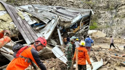 Endonezya Afetle Mücadele Ajansı (BNPB), arama kurtarma ekiplerinin yeni cesetlere