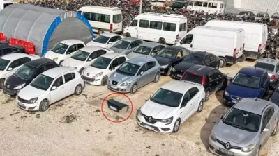 2022 yılında Akdeniz Sanayi Sitesi’nde yapılan uygulamada polis ekipleri, üzerinde