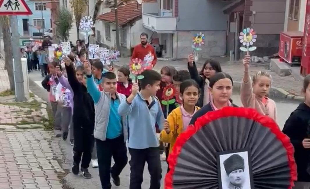 Yüreklerinde taşıdıkları sevgiyle yürüyen minik öğrenciler, “10 Kasım en büyük