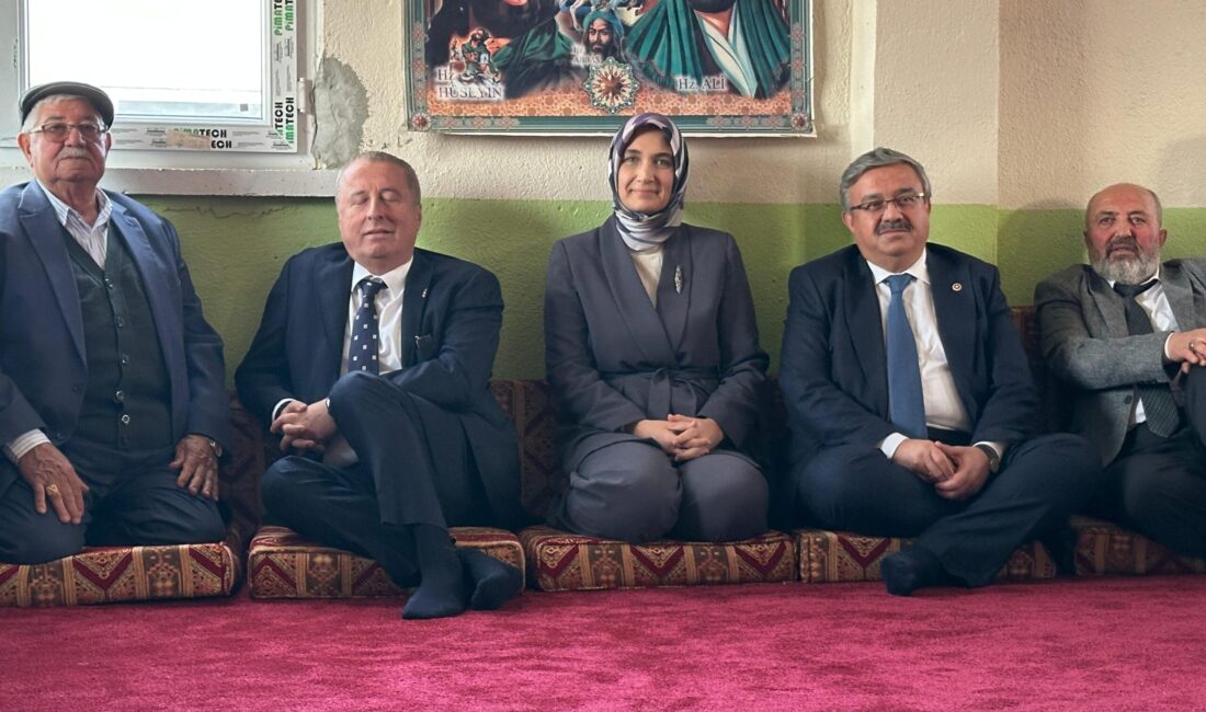 Program, saygı duruşu ve İstiklal Marşı’nın okunmasıyla başladı. Ardından protokol