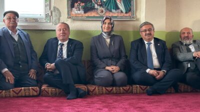 Program, saygı duruşu ve İstiklal Marşı’nın okunmasıyla başladı. Ardından protokol