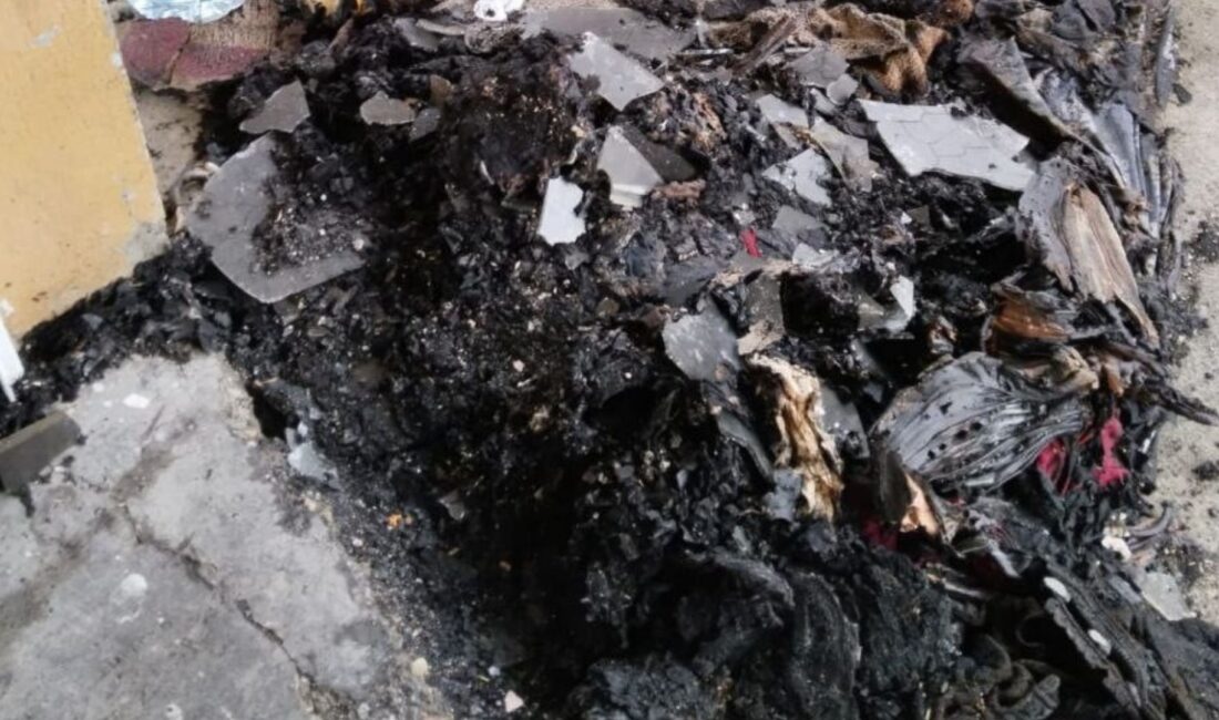 Yangın, gece saatlerinde Hatay’ın Erzin ilçesi Kızlarçayı Mahallesi’ndeki müstakil bir