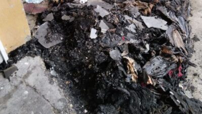 Yangın, gece saatlerinde Hatay’ın Erzin ilçesi Kızlarçayı Mahallesi’ndeki müstakil bir