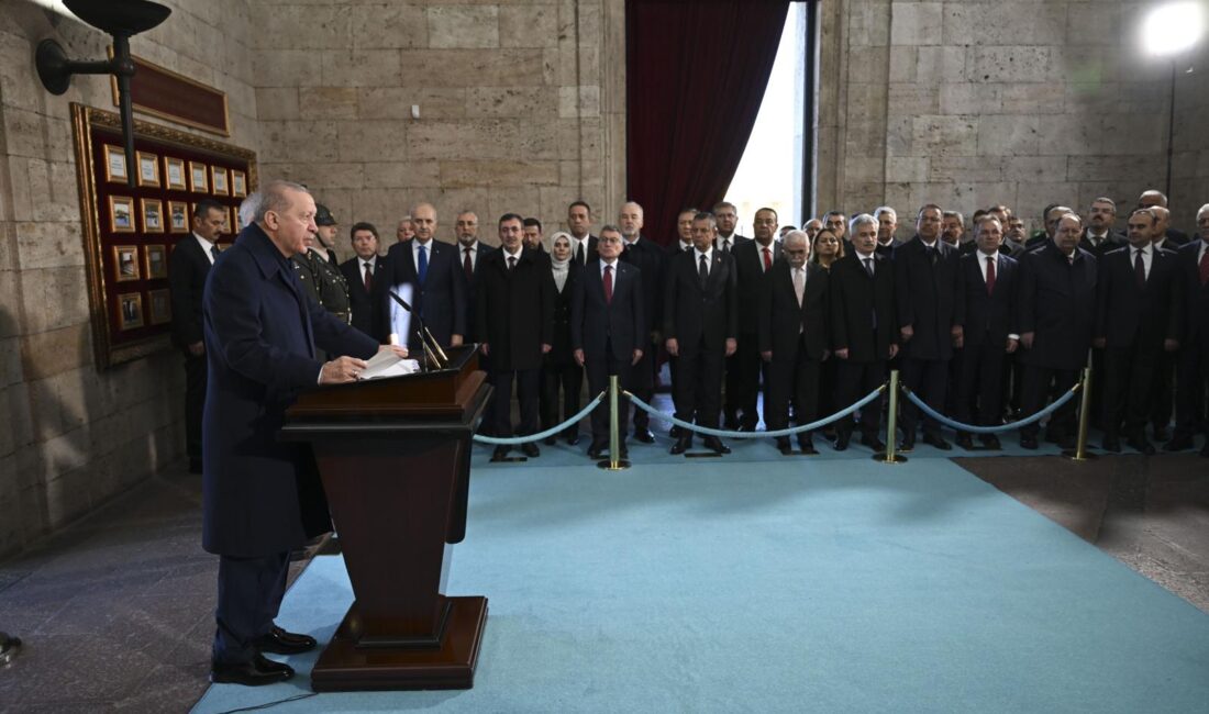 Cumhurbaşkanı Recep Tayyip Erdoğan başkanlığındaki kortejde TBMM Başkanı Numan Kurtulmuş, Cumhurbaşkanlığı Kabinesi üyeleri, CHP Genel