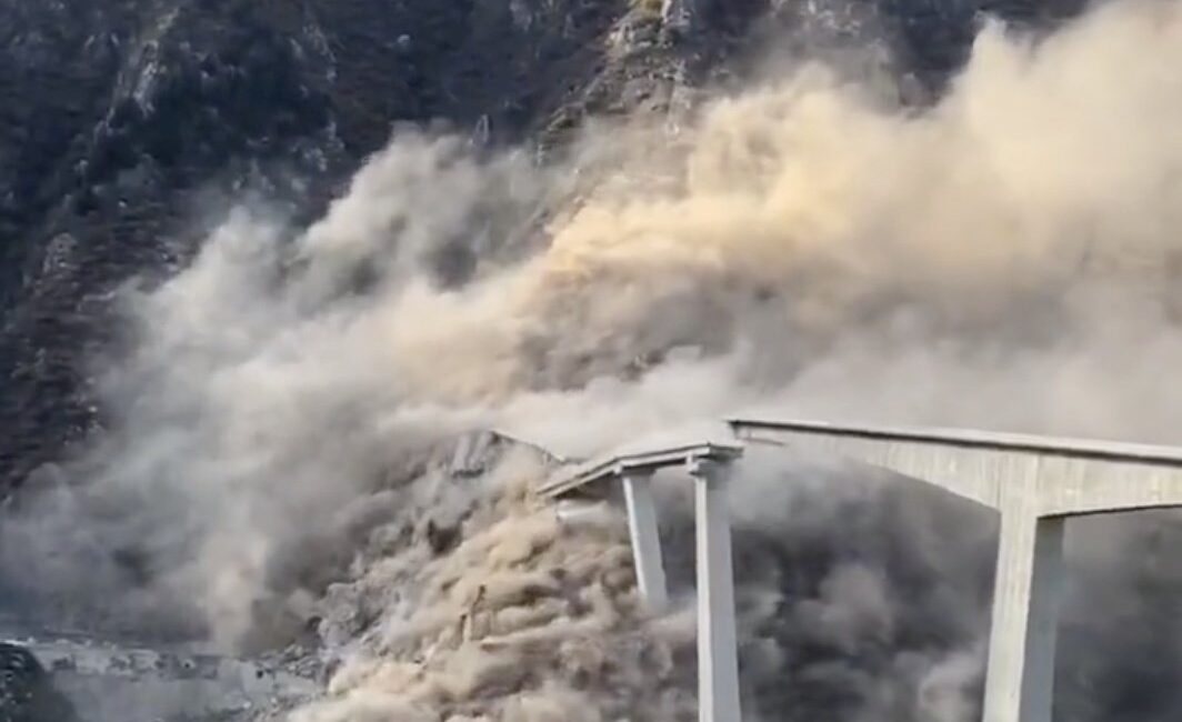 Çin’in güneybatısındaki Sichuan eyaletinde, ülkenin iç kesimlerini Tibet’e bağlayan karayolu