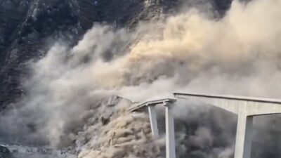 Çin’in güneybatısındaki Sichuan eyaletinde, ülkenin iç kesimlerini Tibet’e bağlayan karayolu