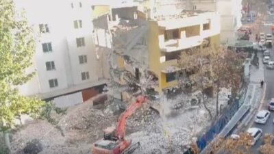 Çankaya ilçesi Tunus Caddesi’nde gerçekleştirilen kontrollü yıkım sırasında iş makinesinin