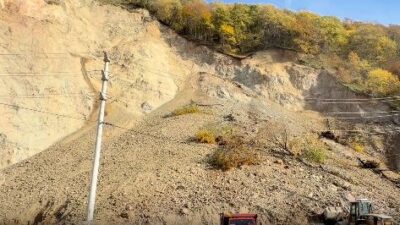 Düzce’nin Beyköy beldesinin Çınardüzü mevkisinde yamaçtan kopan kaya parçaları yola