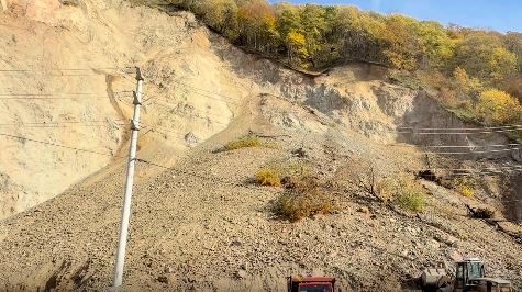 Düzce’nin Beyköy beldesinin Çınardüzü mevkisinde yamaçtan kopan kaya parçaları yola