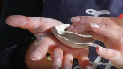 İstanbul’da üniversite eğitimi aldıktan sonra özel sektörde çalışan 54 yaşındaki