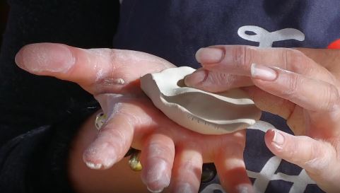 İstanbul’da üniversite eğitimi aldıktan sonra özel sektörde çalışan 54 yaşındaki