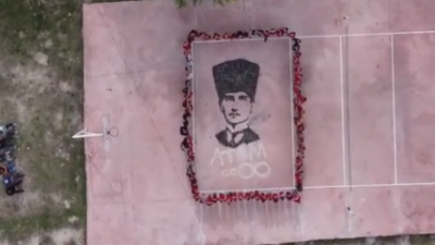 Öğrenciler, Atatürk’e olan büyük sevgi ve özlemlerini ifade etmek için