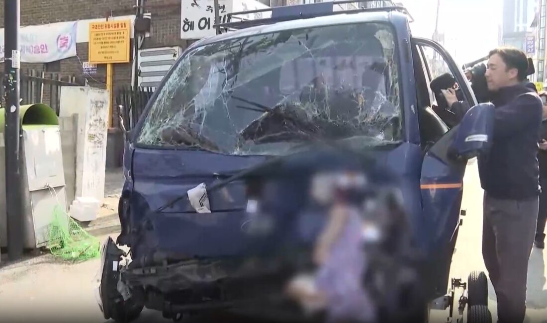 Bucheon kentinde, yerel saatle 11.00 sularında pazar yerinde minibüsün kaldırımdaki