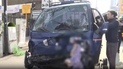 Bucheon kentinde, yerel saatle 11.00 sularında pazar yerinde minibüsün kaldırımdaki