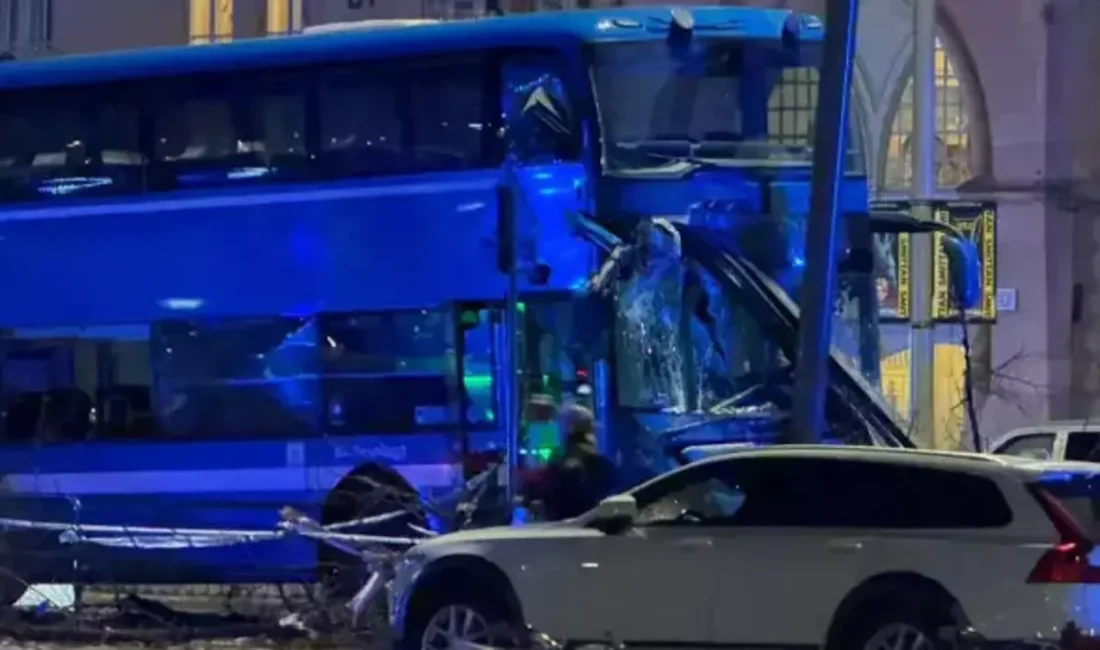 Stockholm’de çift katlı bir otobüsün durağa çarpması sonucu ölü ve