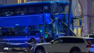Stockholm’de çift katlı bir otobüsün durağa çarpması sonucu ölü ve