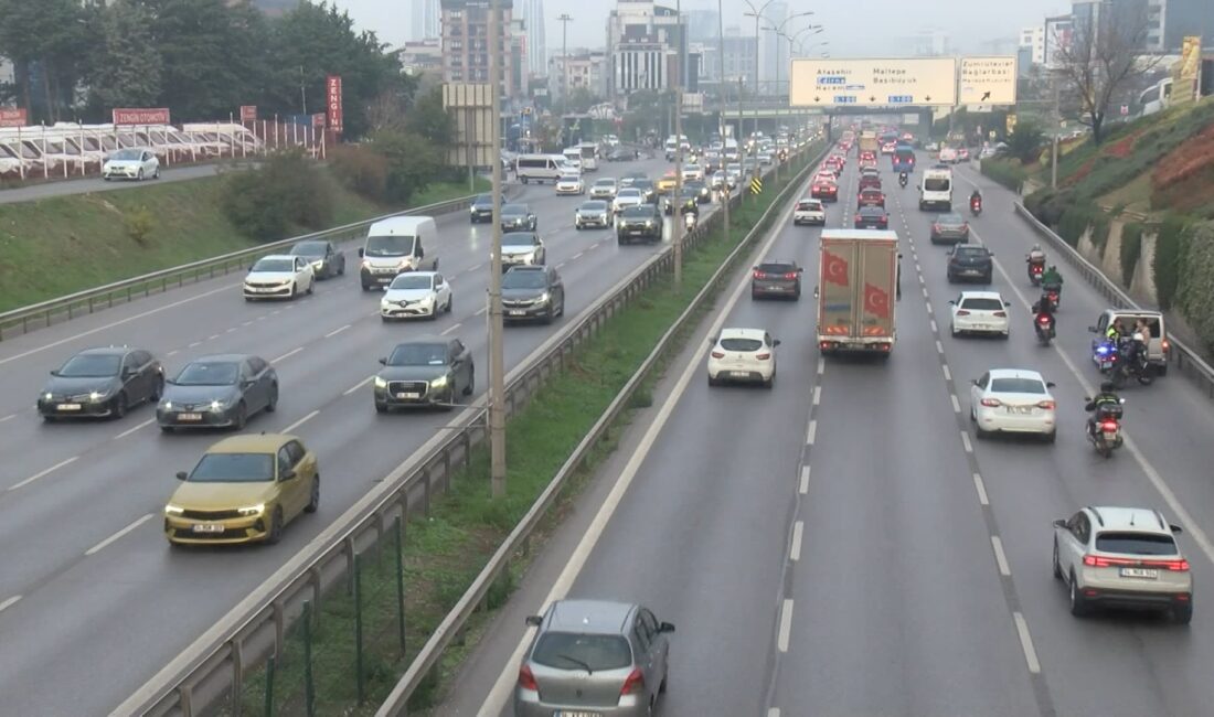 Haftanın ilk iş gününde İstanbul’da trafik yoğunluğu yaşanıyor. Saat 08.40