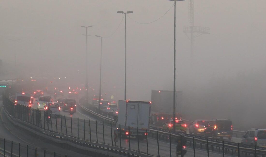 Dün akşam saatlerinden itibaren İstanbul’u saran sis, sabah 05.00 itibarıyla