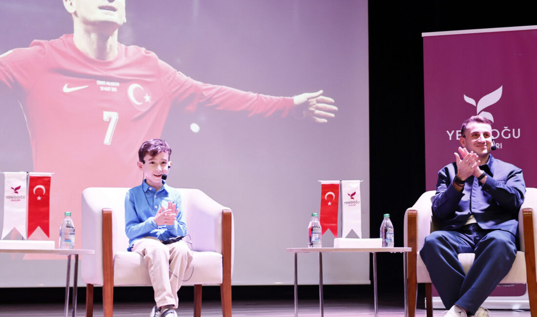 Fenerbahçe forması giyen Kerem Aktürkoğlu, okul başkanlığına seçilen Aras Şamlı’nın