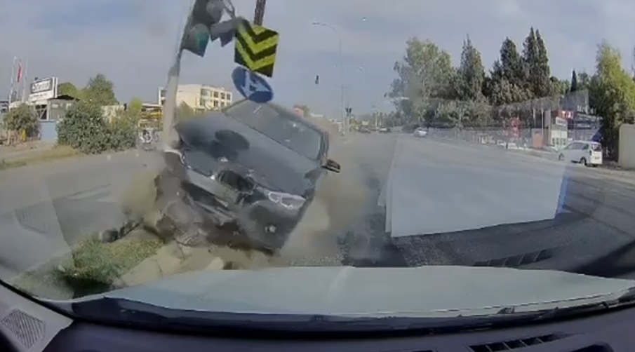 Edinilen bilgilere göre, İslim Korkmaz yönetimindeki otomobil, kavşakta kırmızı ışık